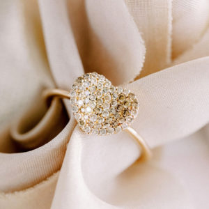 Ring mit geschwungenem Herz in Roségold 750 mit braunen Diamanten. Erhältlich bei den Partnerjuwelieren von Frieden. Fragen Sie uns an.
