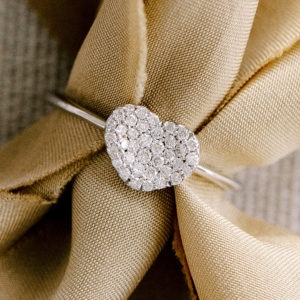 Ring von Frieden mit geschwungenem Herz in Weissgold 750 und weissen Diamanten besetzt. Erhältlich bei unseren Partnerjuwelieren. Fragen Sie uns an.