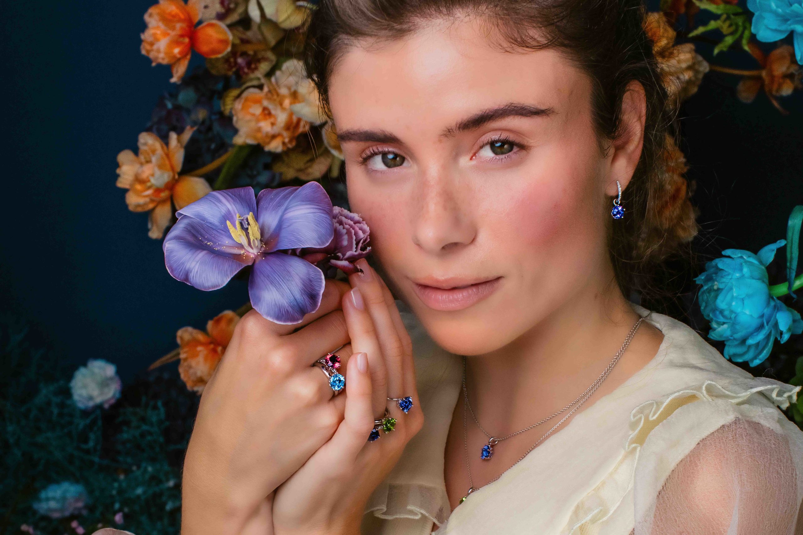 Paradise Kollektion_Ringe, Ohringe und Colliers mit farbenfrohen, hochwertigen Edelsteinen in der 5-Griff Fassung_Handwerkskunst